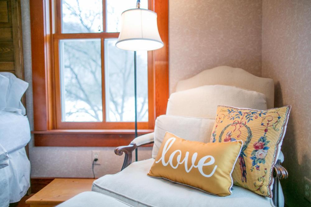 Deluxe Queen Room interior