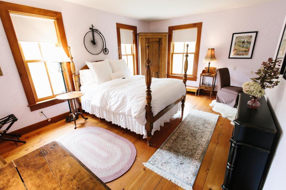 Standard Queen Room interior